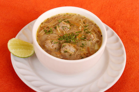 Sopa de albondigas con fideo